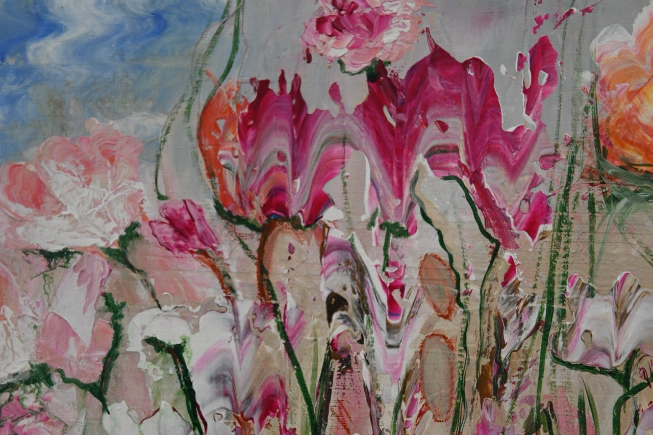 Eine Gruppe von Blumen auf einer Wiese