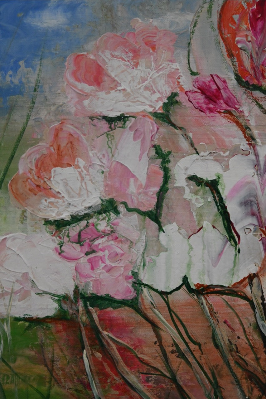 Eine Gruppe von Blumen auf einer Wiese