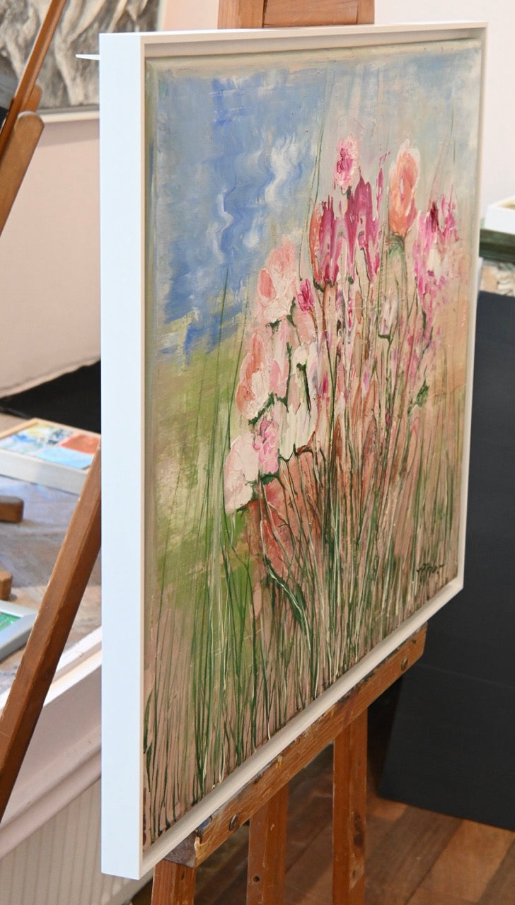Eine Gruppe von Blumen auf einer Wiese